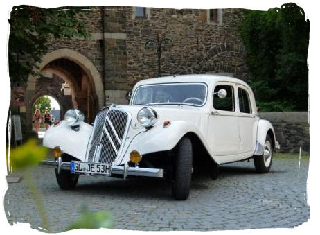 Hochzeitsautos Hochzeitsauto Koln Dusseldorf Dortmund Hochzeitsautos Und Oldtimer Mieten Oldtimervermietung Hochzeitsauto Vermietung Hochzeitsfahrten